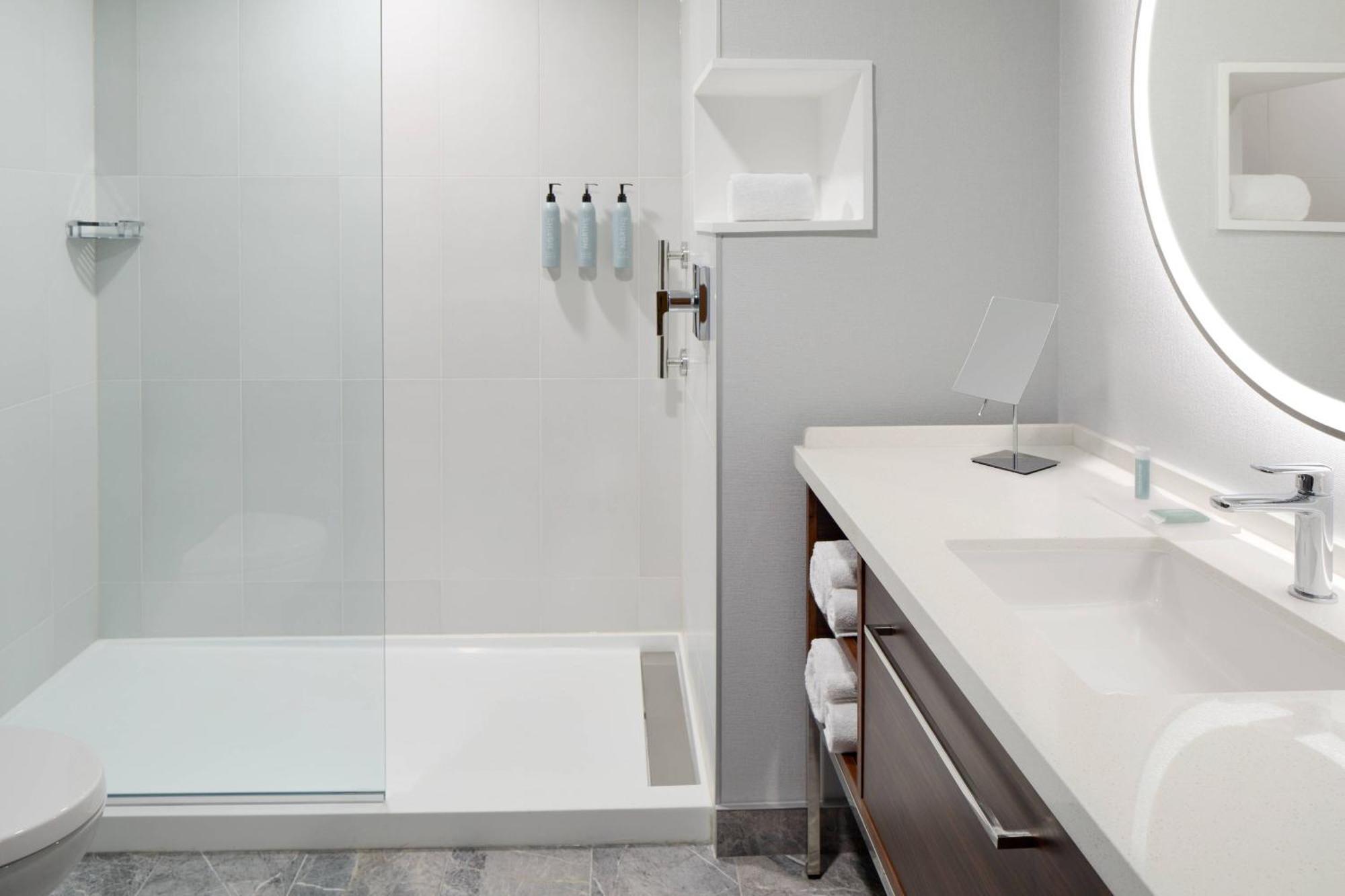 Courtyard By Marriott Montreal Laval Hotell Exteriör bild