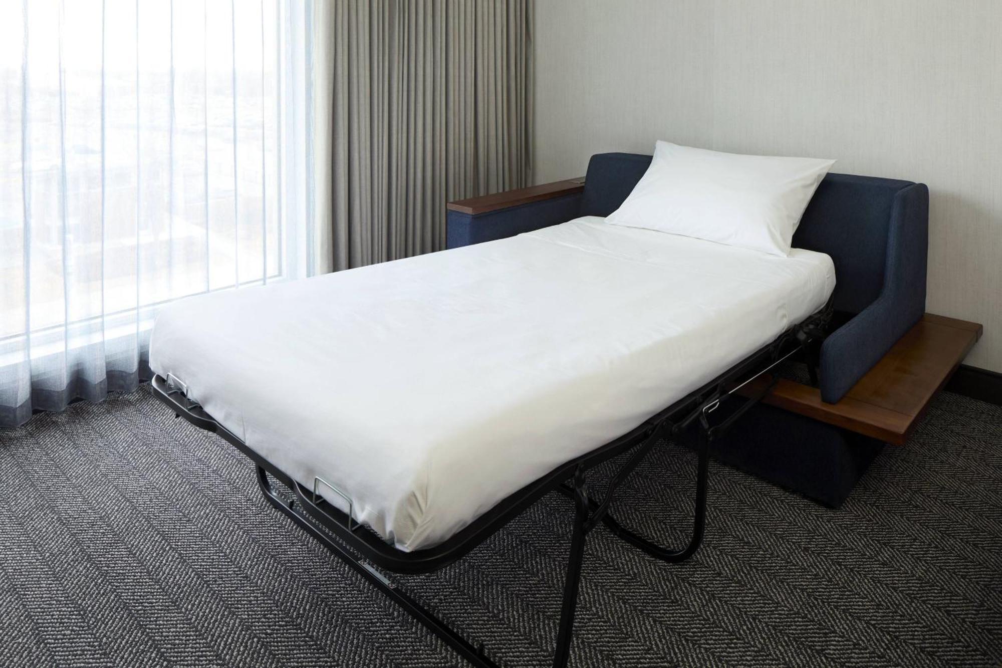 Courtyard By Marriott Montreal Laval Hotell Exteriör bild