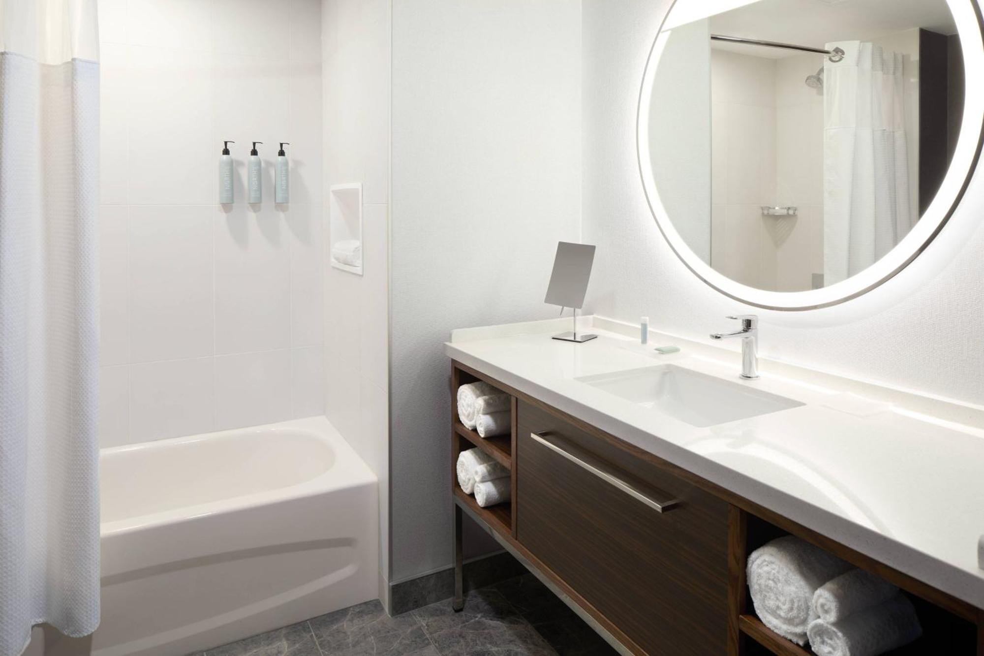 Courtyard By Marriott Montreal Laval Hotell Exteriör bild