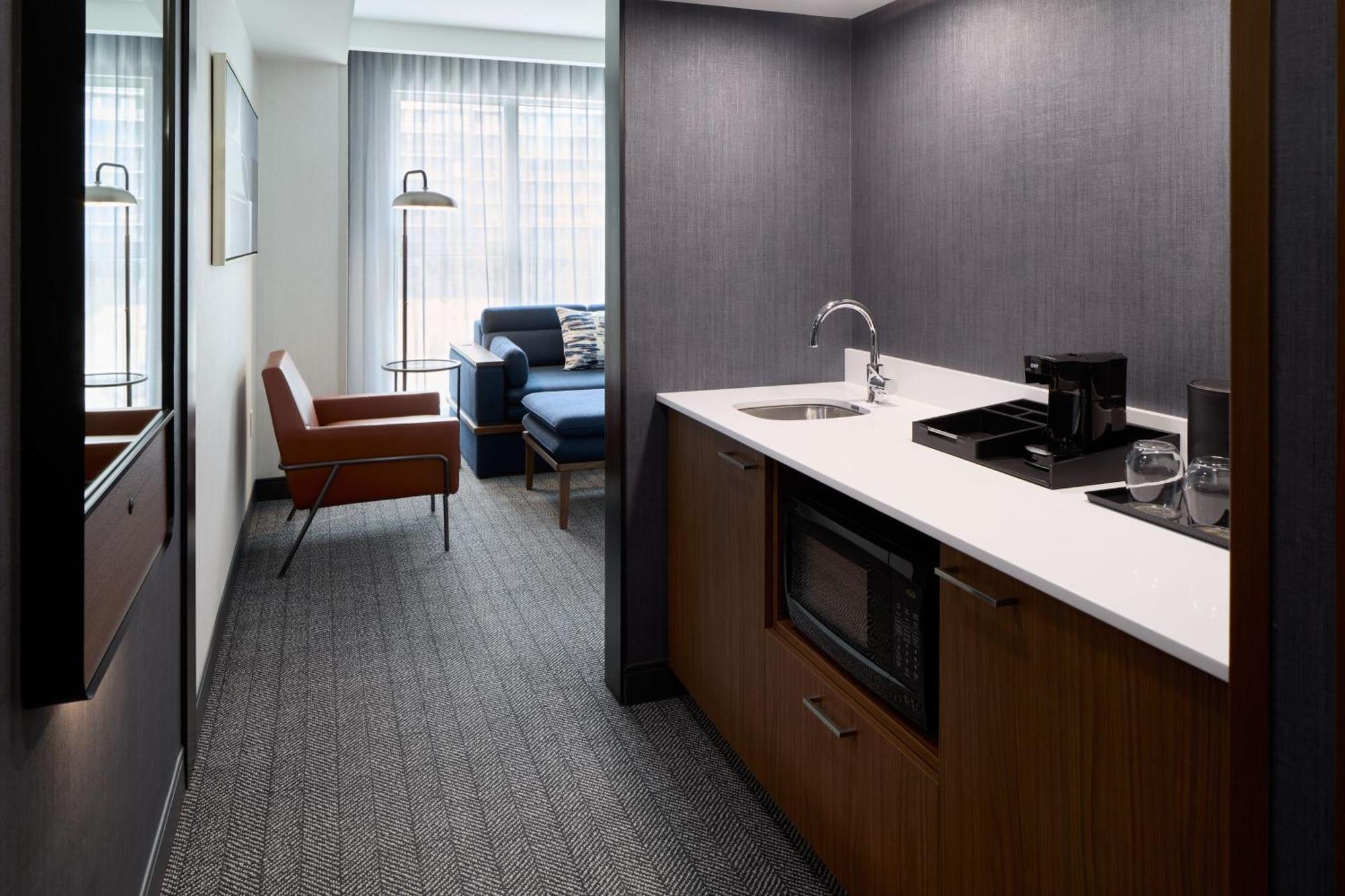 Courtyard By Marriott Montreal Laval Hotell Exteriör bild