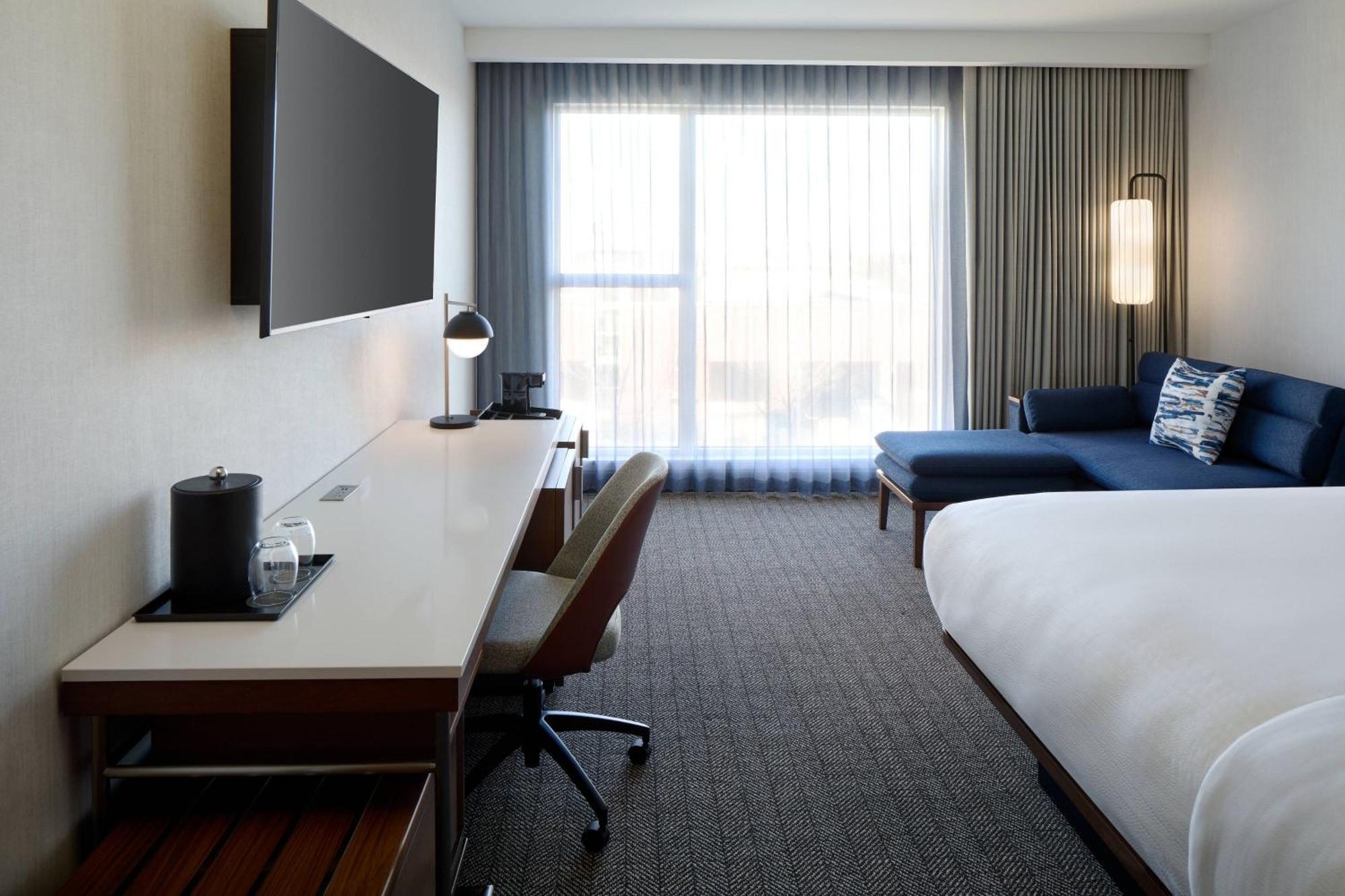 Courtyard By Marriott Montreal Laval Hotell Exteriör bild