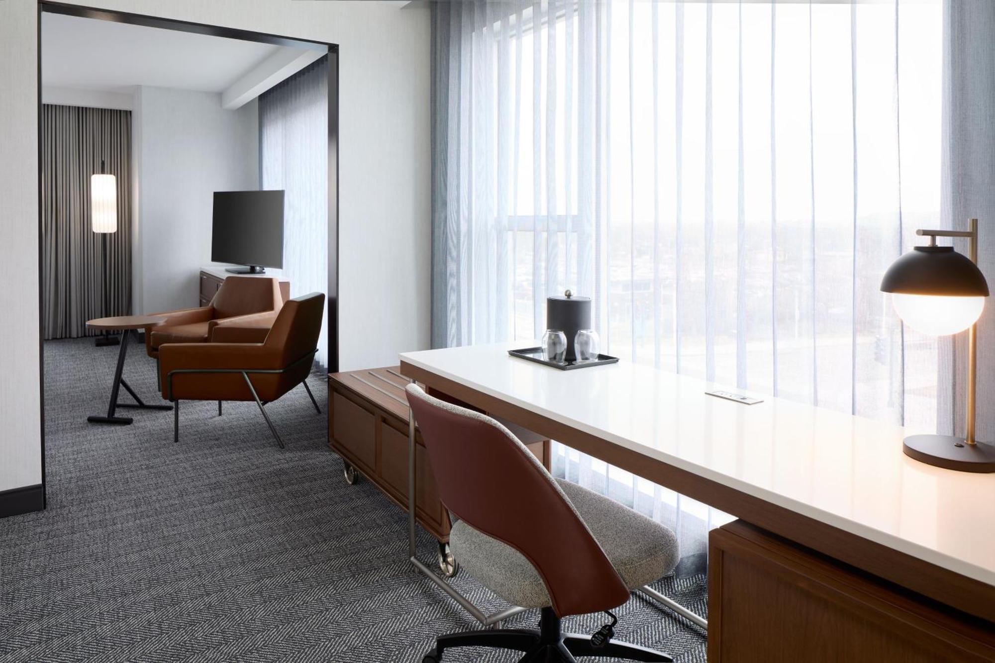 Courtyard By Marriott Montreal Laval Hotell Exteriör bild