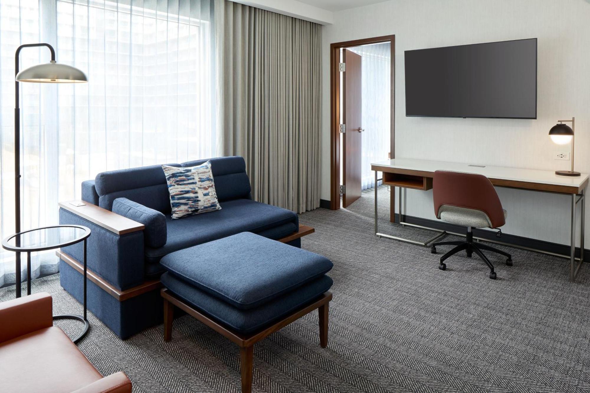 Courtyard By Marriott Montreal Laval Hotell Exteriör bild