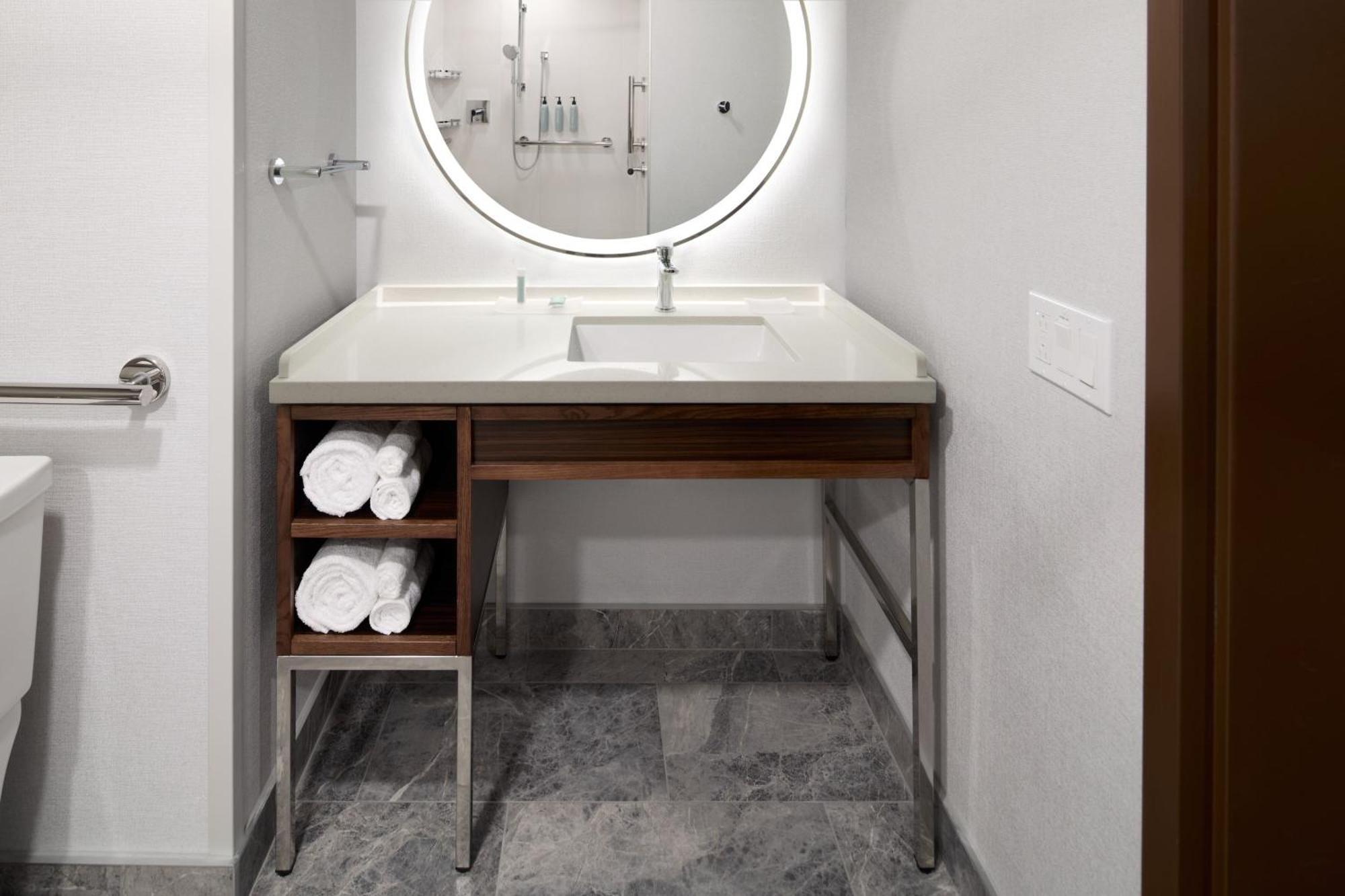 Courtyard By Marriott Montreal Laval Hotell Exteriör bild
