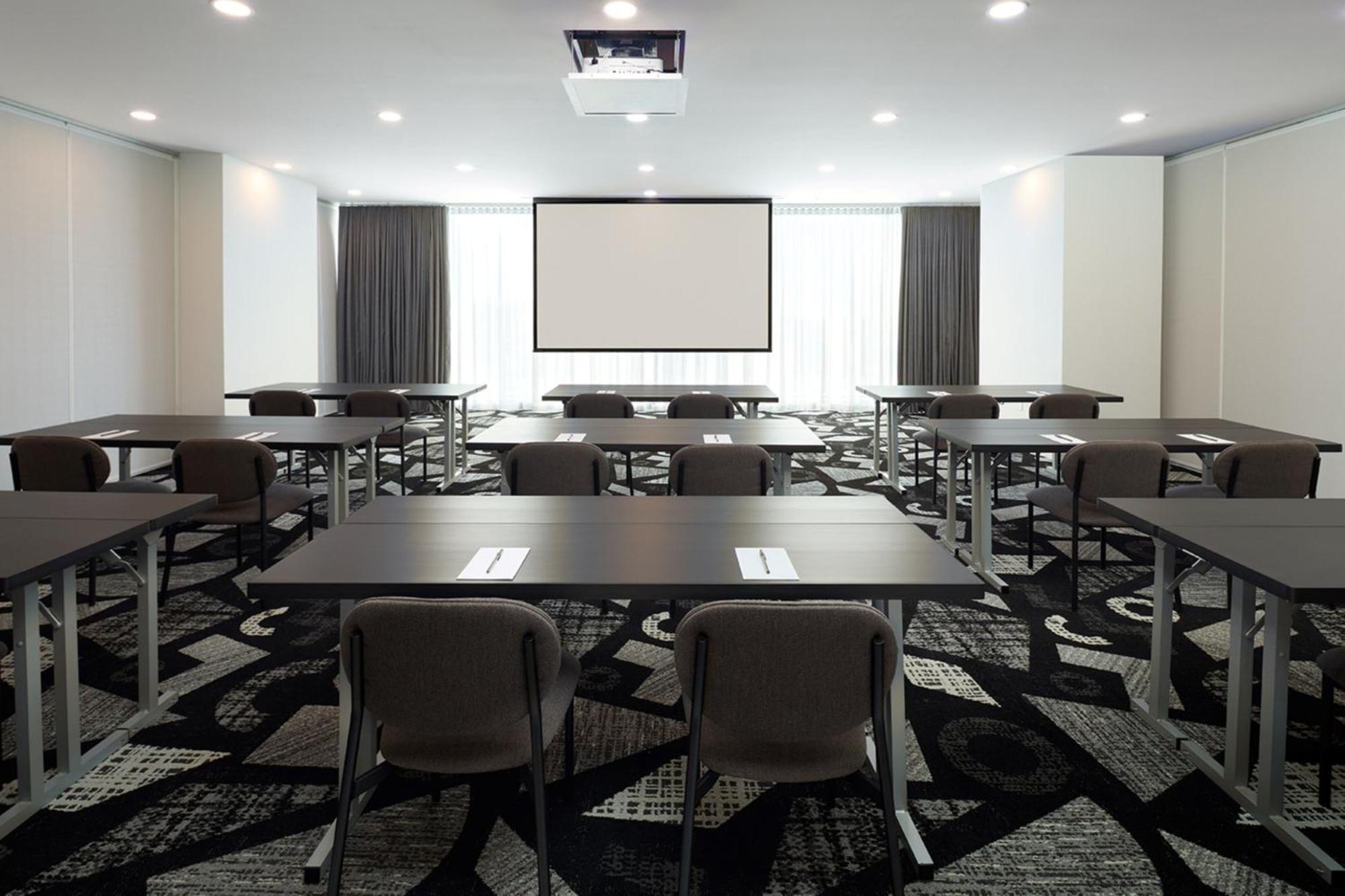 Courtyard By Marriott Montreal Laval Hotell Exteriör bild