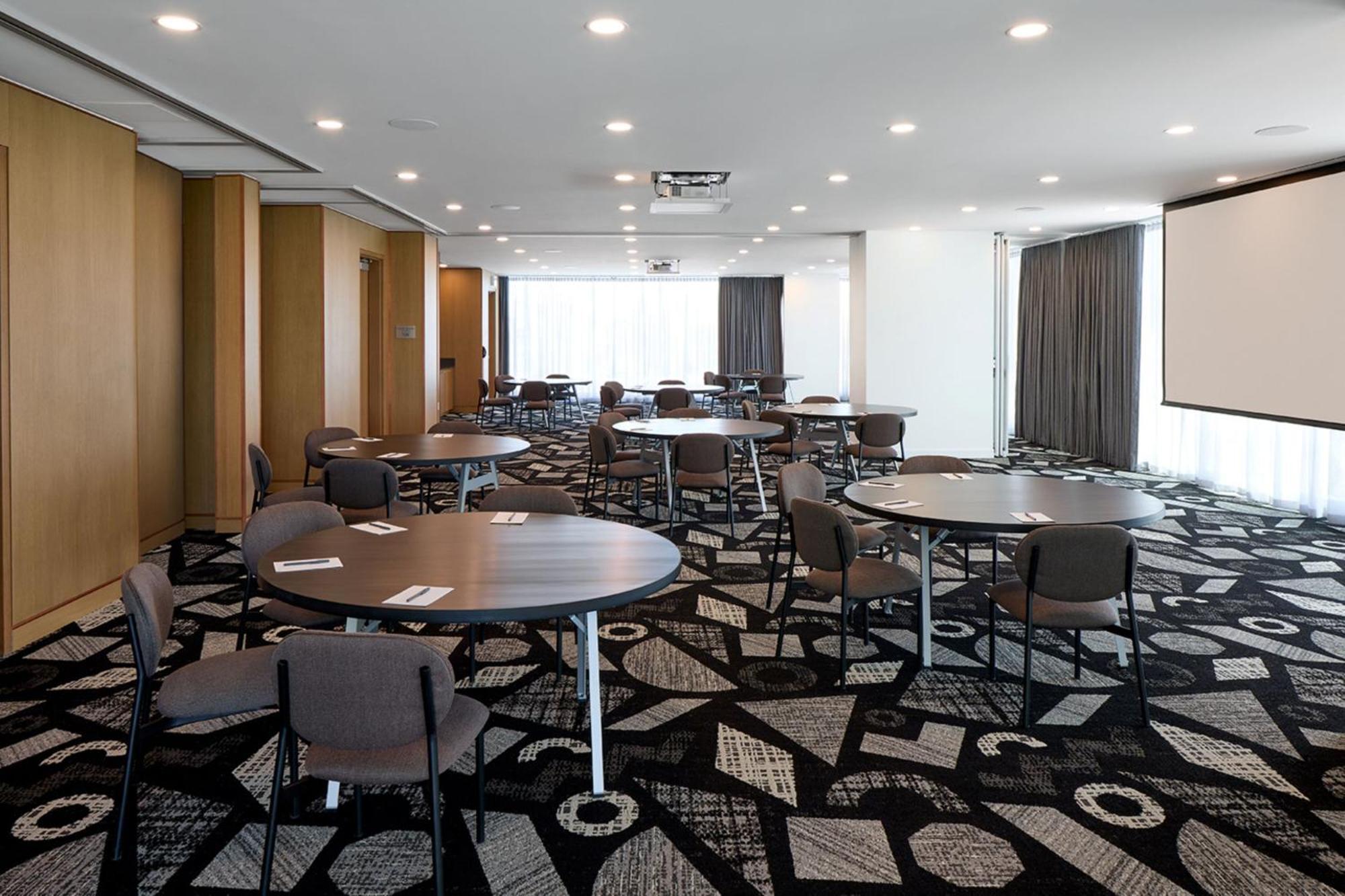 Courtyard By Marriott Montreal Laval Hotell Exteriör bild