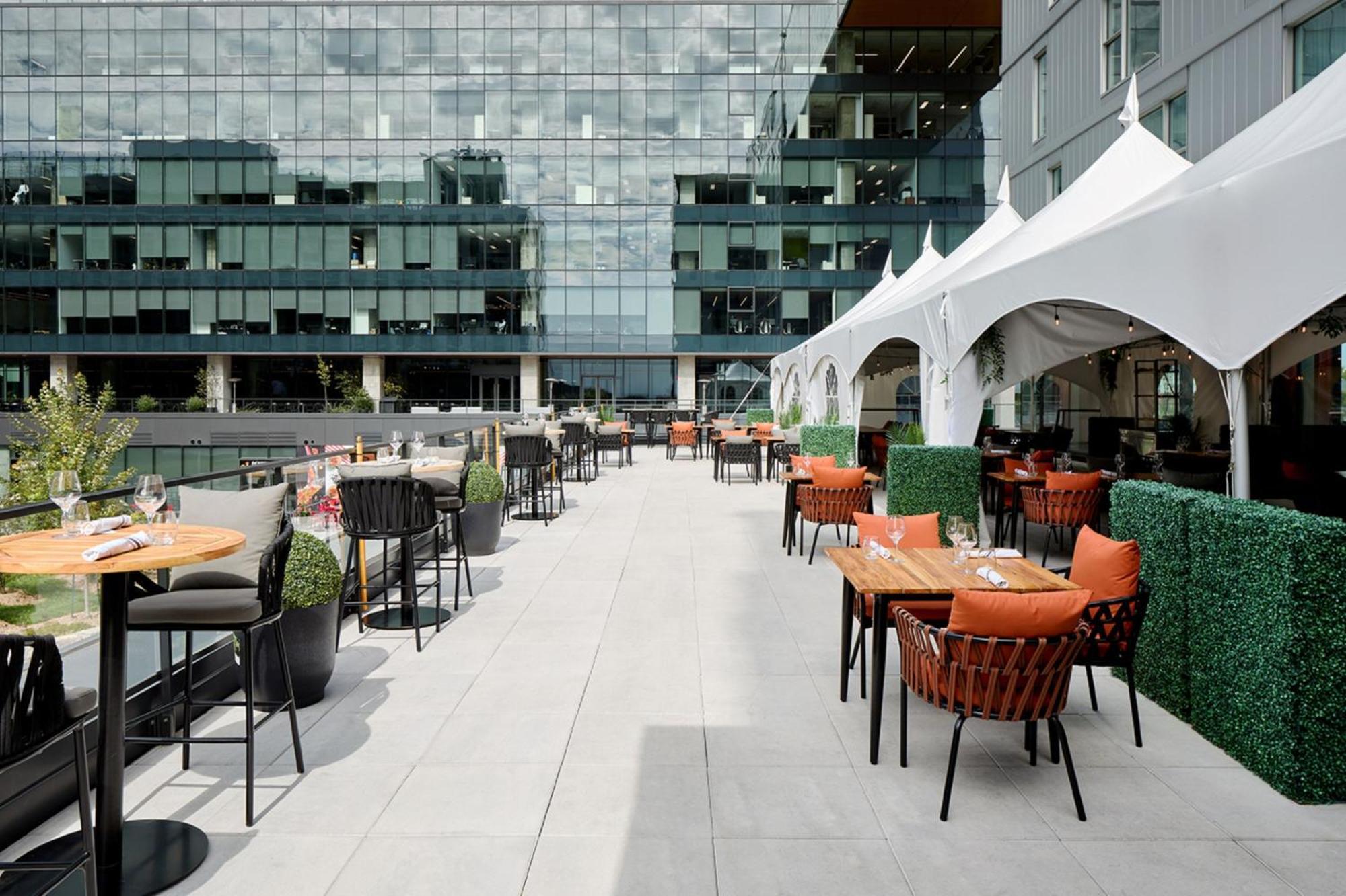 Courtyard By Marriott Montreal Laval Hotell Exteriör bild